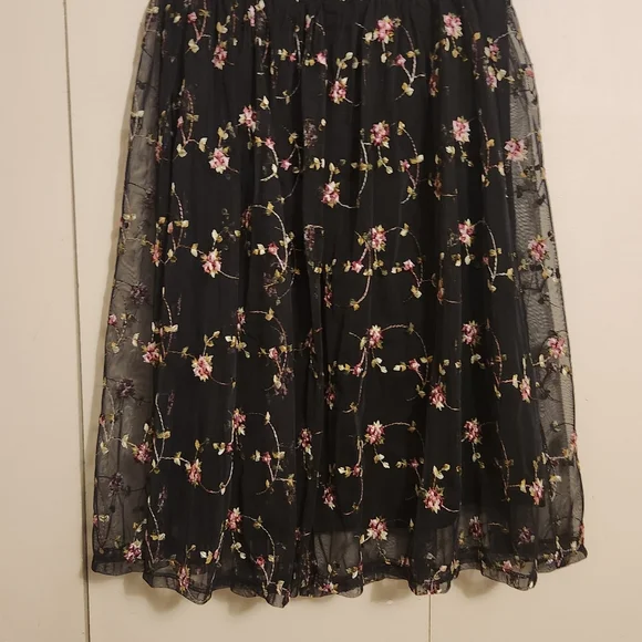 Black with floral embroidered midi skirt from Forever 21 - Picture 3 of 4